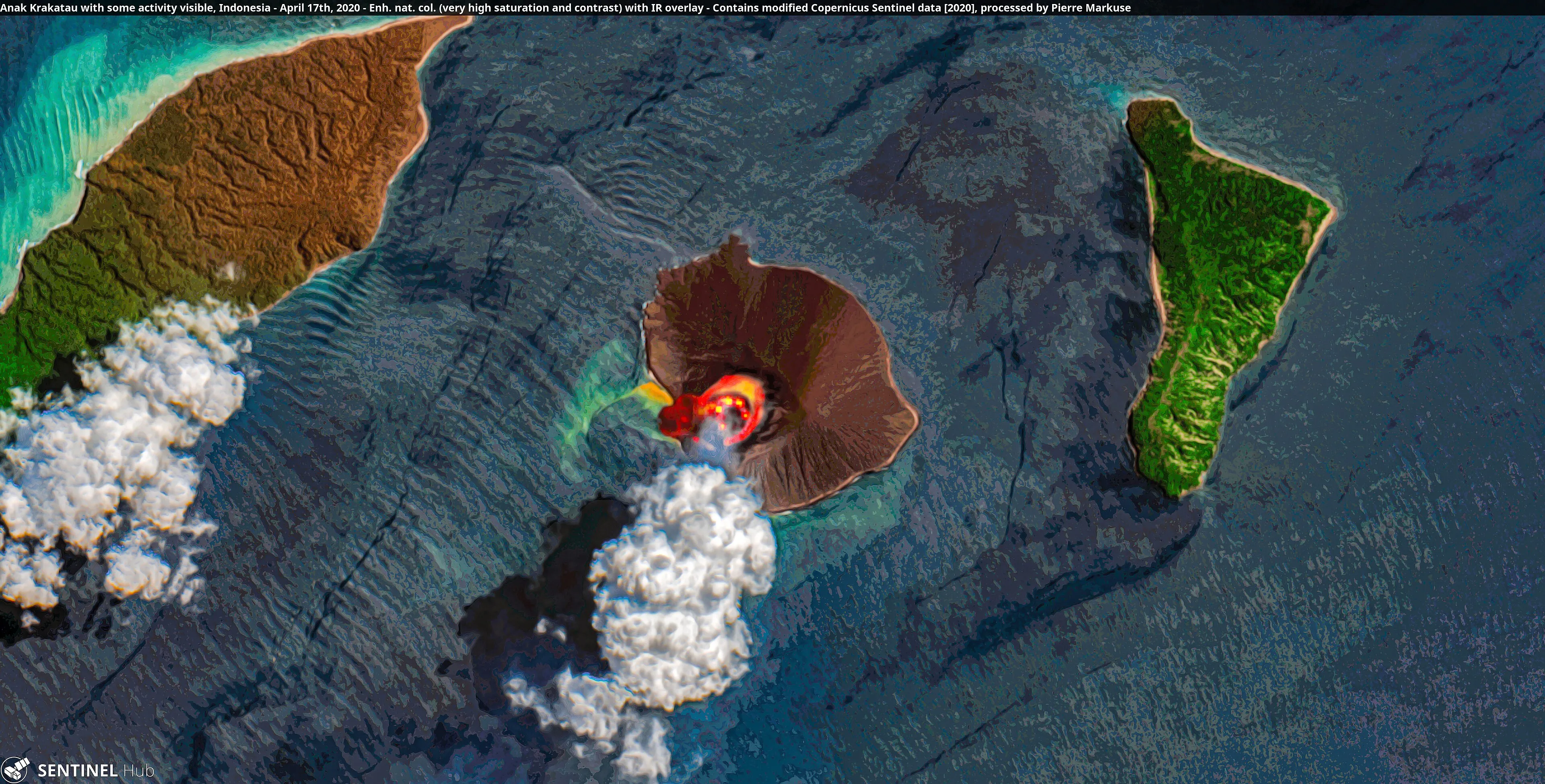 Vue satellite d’une petite île volcanique entourée de mer bleue, d’où s’échappe un panache de fumée blanche, entre deux îles plus vertes.